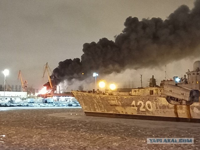 В Санкт-Петербурге горит строящийся военный корабль