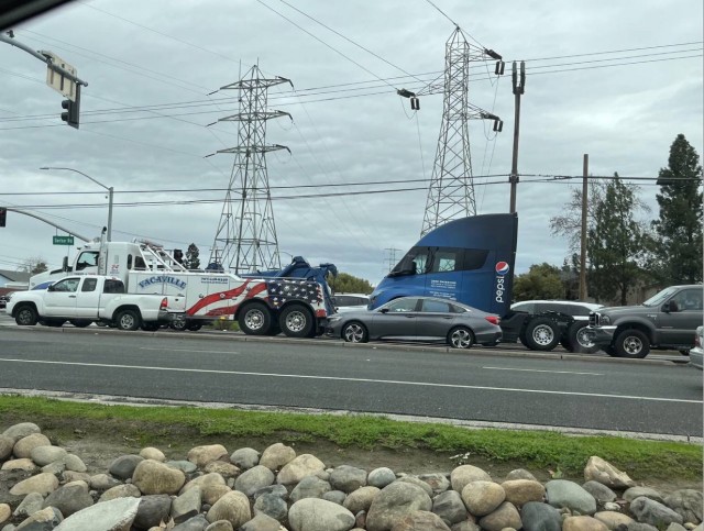 Электрогрузовик Tesla Semi массой почти 37 тонн проехал 804 км без подзарядки