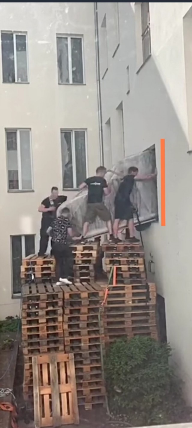 Как поднять рояль на 2 этаж через окно