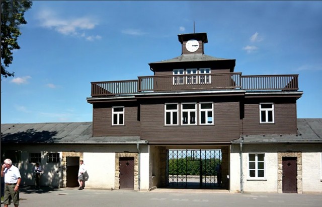 Просто уличный туалет в деревне