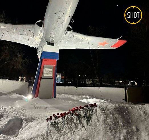 Стихийный мемориал появился в авиагородке Оренбурга в честь лётчиков, погибших сегодня при крушении Ил-76 в Белгородской области