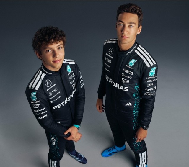 Официальный аккаунт Red Bull в Латвии устроил фотосессию болида Формулы-1 среди обычных панелек