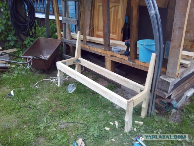 Садовая дорожка и скамейка для отдыха