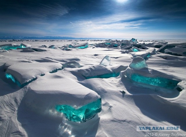 Прозрачный лед Байкала дает иллюзию полета