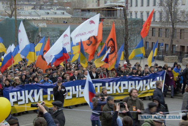 В Москве бандеровцы бьют старика