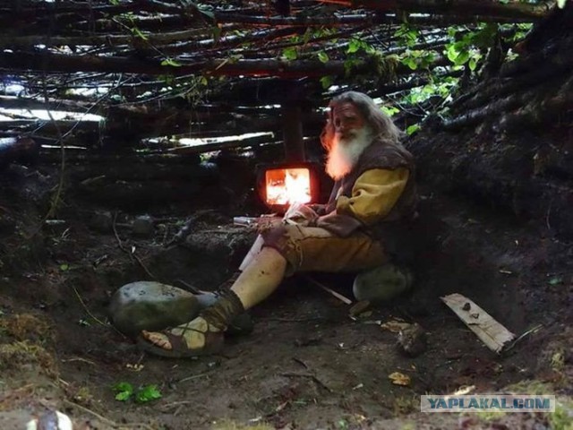 Он живет на дереве, не носит обувь и чистит зубы шишкой