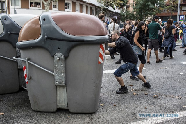 Каталония намерена провозгласить независимость в ближайшие дни. Немного фотографий на тему всеобщей забастовки.