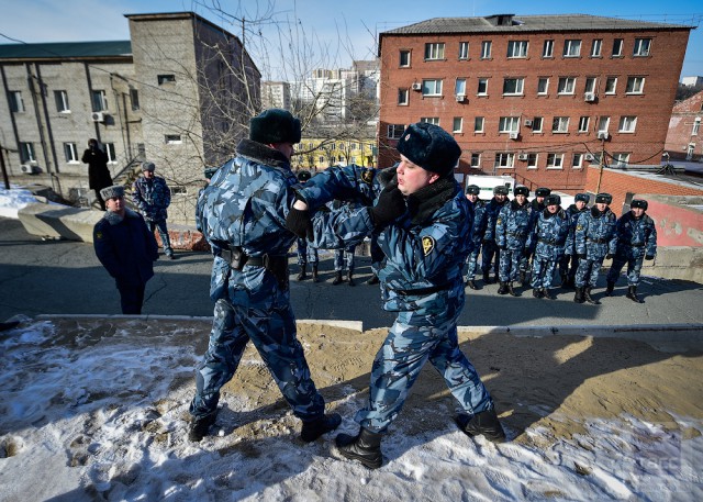 На пути в колонию: как во Владивостоке конвоируют осужденных и находящихся под стражей