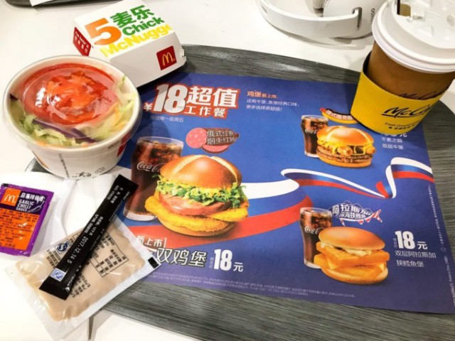 В китайских «Макдоналдсах» появился «русский» бургер с колбасой