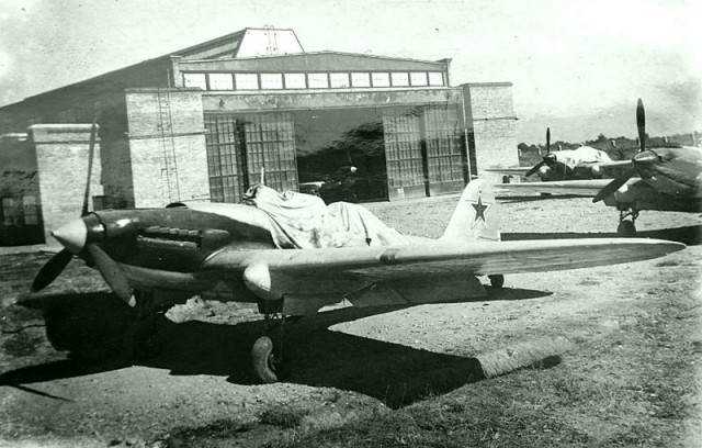 ИЛ-2 - бронированный самолет штурмовой авиации Великой Отечественной войны