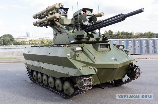 Боевой робот "Уран-9" приняли на вооружение российской армии
