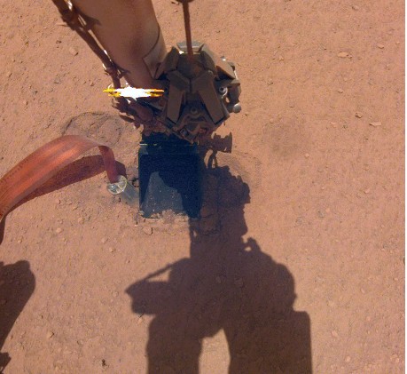 Бур аппарата InSight наполовину вывалился из скважины в марсианском грунте