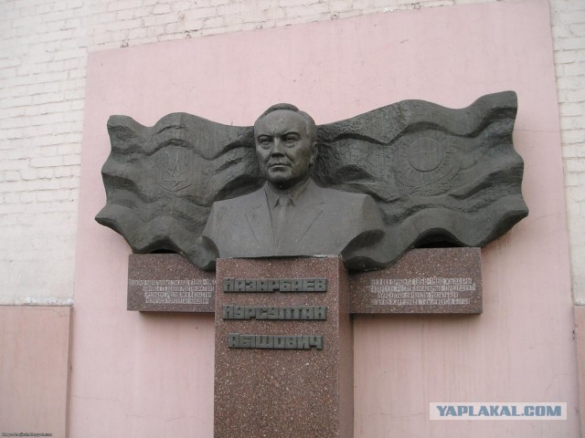 Открыт памятник Назарбаеву при жизни...