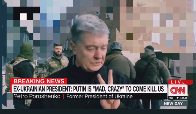 Порошенко появился в эфире CNN с автоматом Калашникова