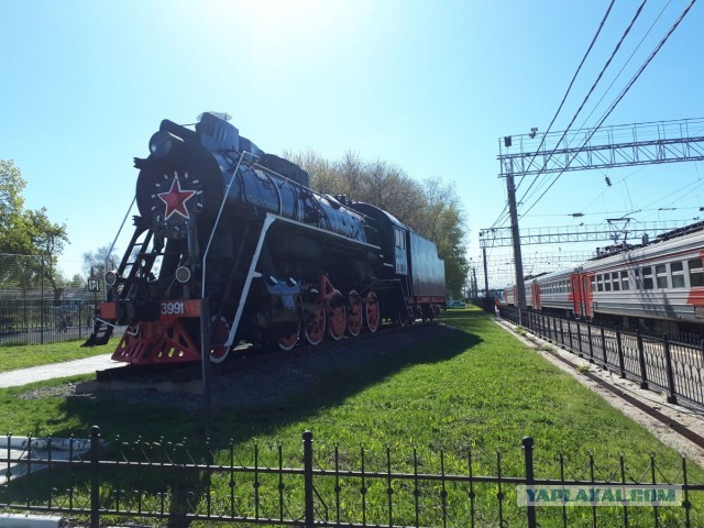 Памятник паровозу