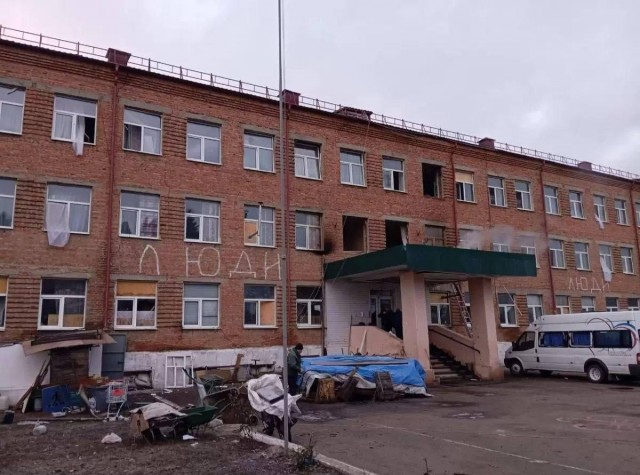 В Судже авиабомба попала в здание школы-интерната, под завалами могут находиться люди