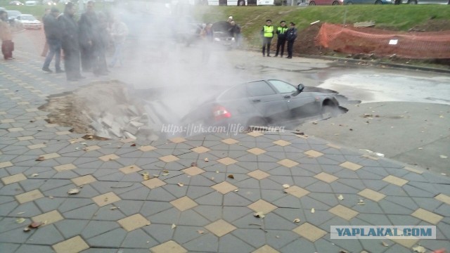 Два автомобиля провалились в яму, возникшую из-за прорыва теплотрассы