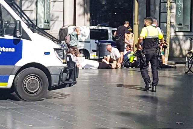 Микроавтобус врезался в толпу в центре Барселоны