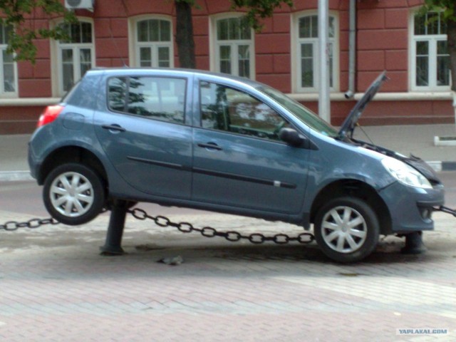 Женщина припарковалась