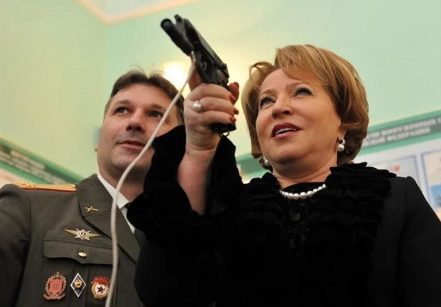 Матвиенко: "Русские бегут в военкомат"