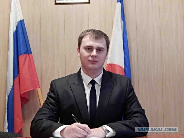 В Крыму перед депутатами и чиновниками неизвестный мужчина станцевал танец живота