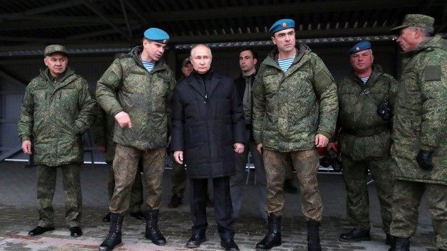 Путин и Шойгу посетили мобилизованных на полигоне в Рязанской области