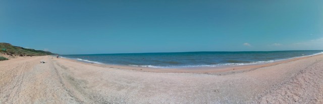 На пляжах Анапы закончились не только лежачие, но и сидячие места. Загорать там можно только стоя