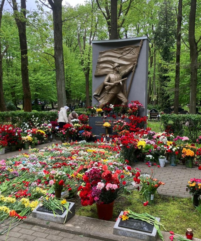 «Бронзовый солдат» в Таллине утопает в цветах