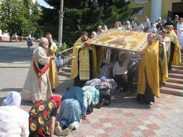 Только благодаря церкви «мы еще на четвереньках не ходим»