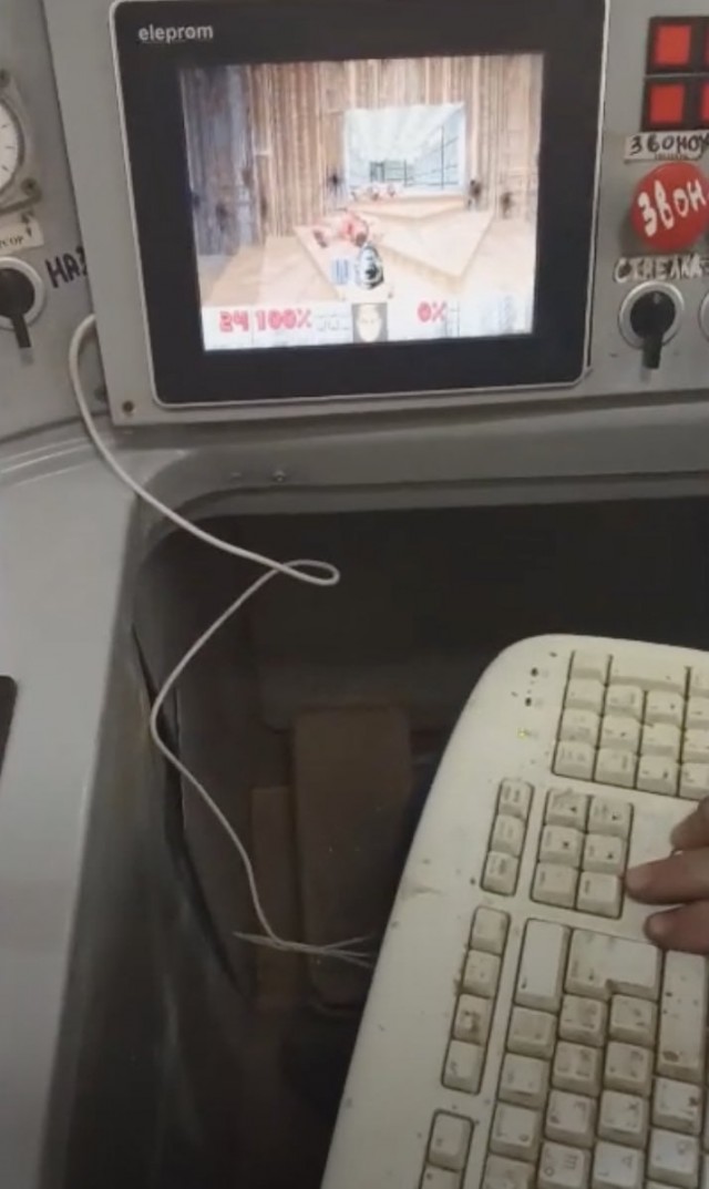 DOOM запустили на... модернизированном советском трамвае