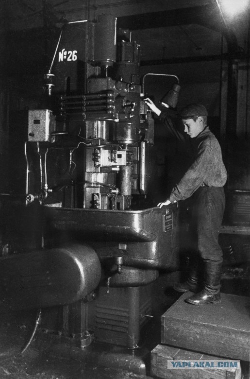 Во время трудовой вахты на военном Н–ском заводе; «дядя Саша» за работой. Автор – Я.Н. Халип. Дата съемки – 1942 г.