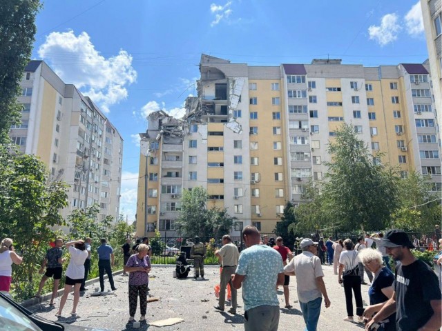 Часть дома обвалилась из-за взрыва бытового газа в квартире в Саратове.