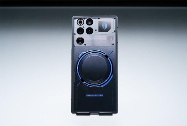 Китайская Nubia представила первый в мире смартфон Redmagic 11 Pro с водяным охлаждением