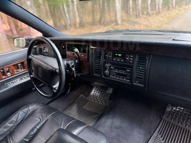 В Москве за 1,9 млн рублей продается рамный седан Cadillac Fleetwood 1994 года выпуска