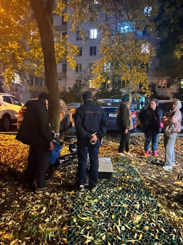 Котенка спасли из замурованной крыши московской пиццерии на Бескудниковском бульваре