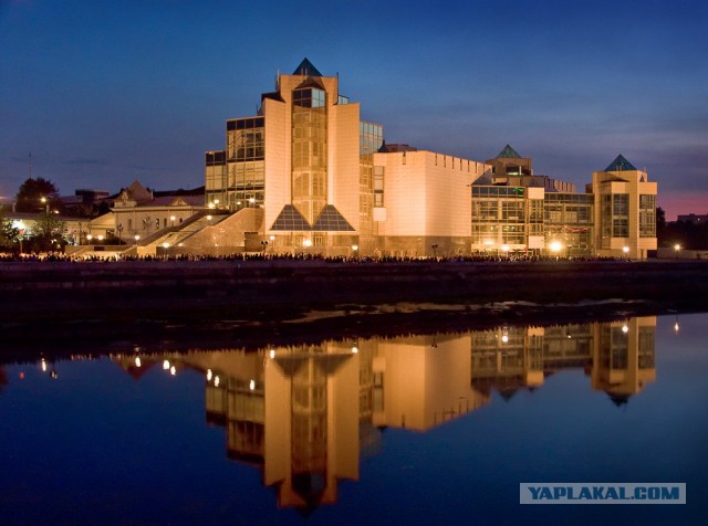 Как думаете, что в здании находится?