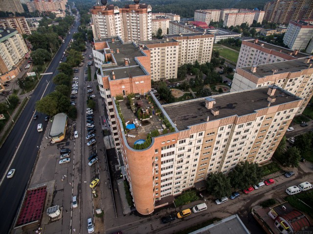 На крыше красногорской многоэтажки нашли пляж