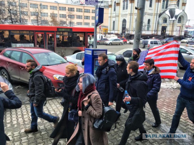 Навального облили зеленкой перед открытием предвыборного штаба в Барнауле