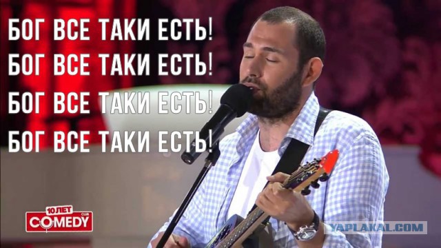 Автомобиль мэра Якутска придавило упавшим с крыши снегом