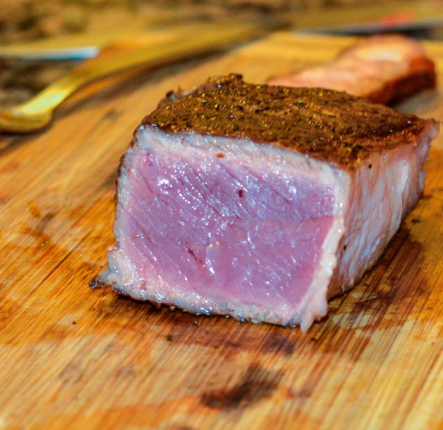 Быстрый стейк на сковородке с картофаном и хлебом.