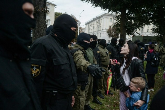 Белорусские женщины сопротивляются задержанию на акции солидарности с Марией Колесниковой