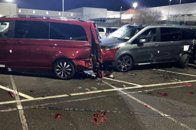GTA в реальной жизни: в Испании мужик разбил полсотни машин Mercedes с помощью экскаватора
