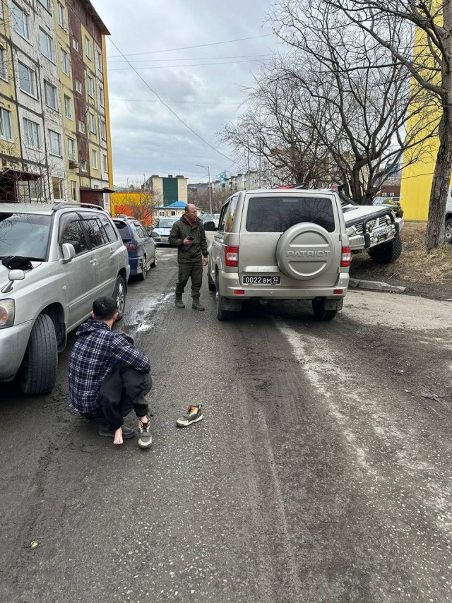 На Камчатке дерзкий водитель сбил во дворе дома 7-летнего мальчика и грубил его отцу