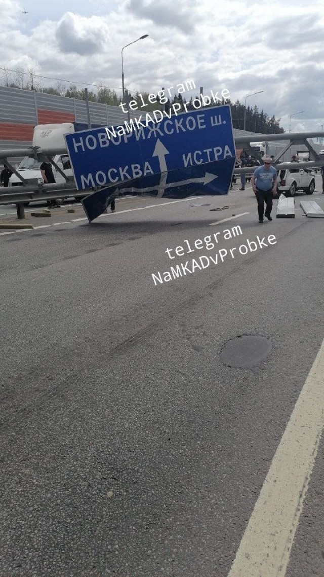 Опора моста, которую снес манипулятор, упала на автомобиль на 314-м км ЦКАД в Подмосковье