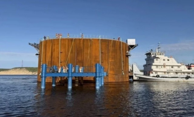 Первый коффердам для строительства Ленского моста вывели в русло реки в Якутии