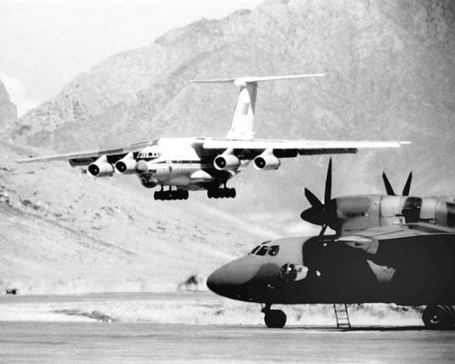 Российский экипаж грузового самолёта Ан-32 успешно посадил поврежденный борт в аэропорту ливийского Бенгази