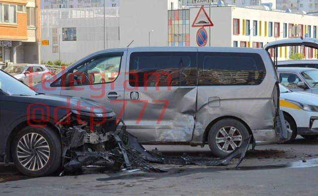 Подростки на каршеринге задели припаркованные автомобили и скрылись с места ДТП