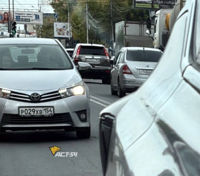 Водитель седана Toyota Corolla  разозлился после того, как его не пропустили в ряд.