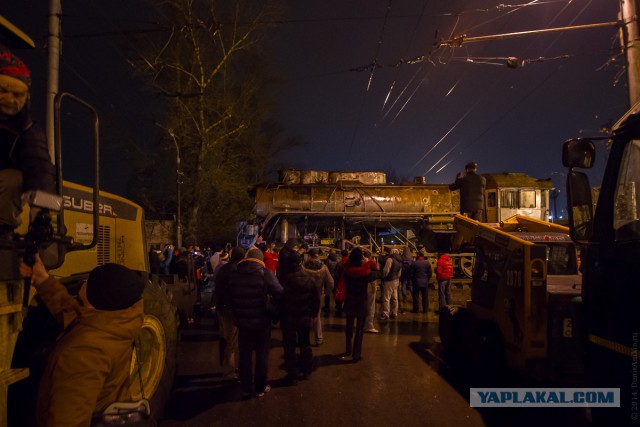 Транспортировка паровоза в Саратове