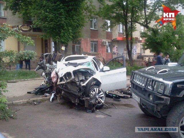 Ночью 5 мая в районе автовокзала Симферополя произошло жуткое ДТП с участием автомобиля BMW X6